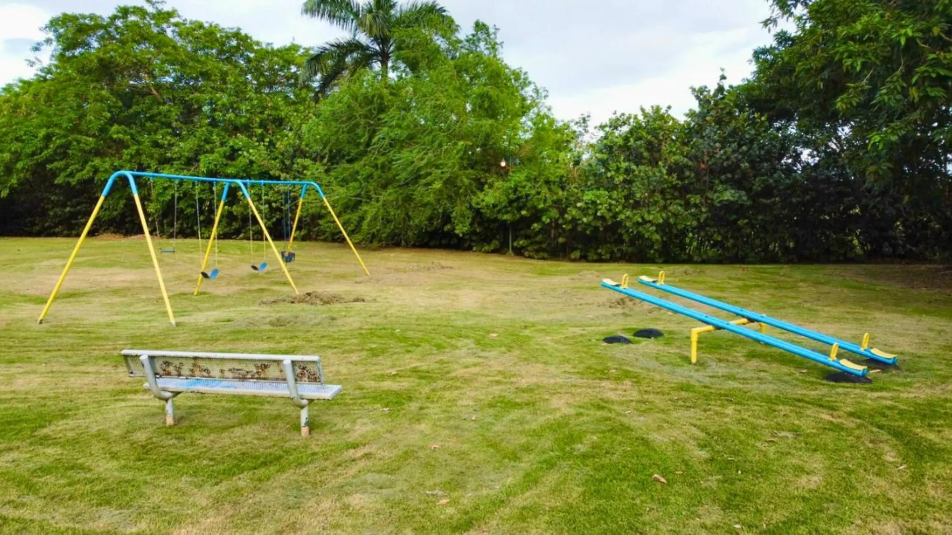 Daria Beachfront Community Steps 2 Pool- Generator Sabana  0*, Sabana (Vega Alta)